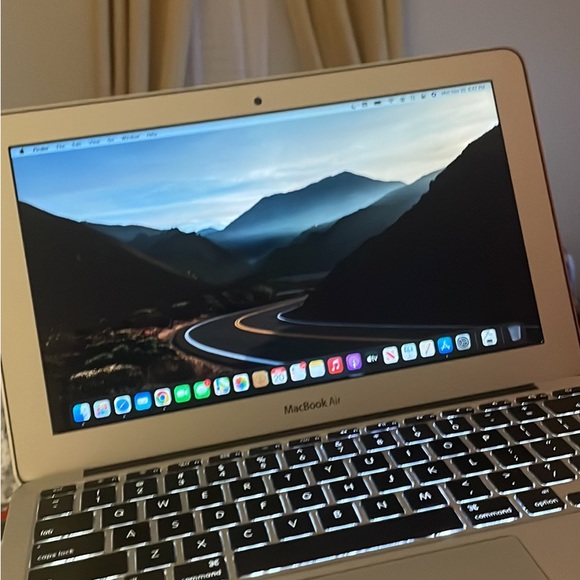 Apple MacBook Air - Picture 2 of 8